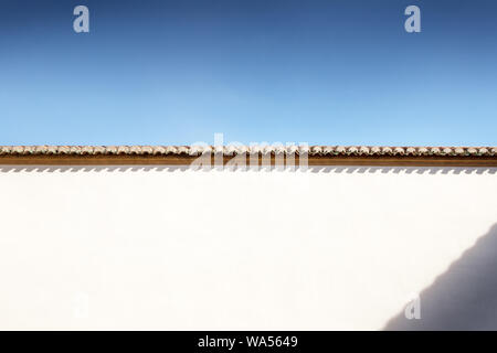 Mur lisse avec des tuiles du toit de l'espagnol avec fond copyspace Banque D'Images