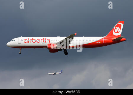 Francfort / ALLEMAGNE - le 17 août 2014 : Air Berlin Airbus A321 D-passager ALSA plan parallèle à l'atterrissage à l'aéroport de Francfort Banque D'Images