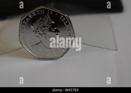 Tout nouveau revers de la version 2019 par la Monnaie royale canadienne, du nouveau Peter Pan Cinquante Pence. Queens Head Set contre un arrière-plan transparent et noir. Banque D'Images