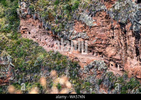 Plus grand cimetière de l'Amérique latine à la fois dans Inca Pisac site archéologique. Les Incas momifiaient leurs morts et enterrés à Pisaq ils dans des tombes, Banque D'Images