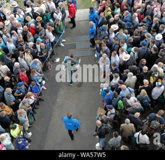 Londres, Royaume-Uni. Août 17, 2019. d'un point de vue général comme un joueur australien de promenades à travers la foule, pour se rendre à la protection sociale, lors de la 2e Test Match, Specsavers cendres du Lords Cricket Ground, Londres, Angleterre. Credit : csm/Alamy Live News Banque D'Images