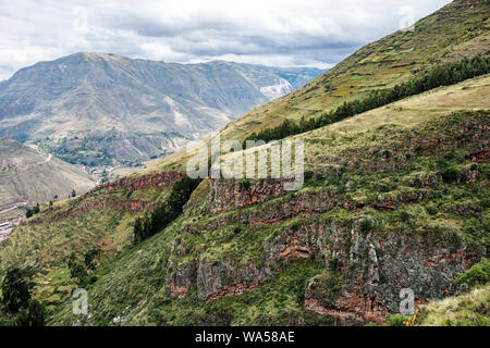 Plus grand cimetière de l'Amérique latine à la fois dans Inca Pisac site archéologique. Les Incas momifiaient leurs morts et enterrés à Pisaq ils dans des tombes, Banque D'Images