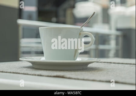 Tasse à café sur la table. coffee shop avec arrière-plan flou image bokeh Banque D'Images