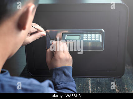 Coffre-fort de cambriolage, de couleurs sombres. L'ouverture de verrouillage. La sécurité, la protection, la réduction des risques accueil concepts. La sécurité de l'épargne et la protection de l'idée d'argent. Banque D'Images