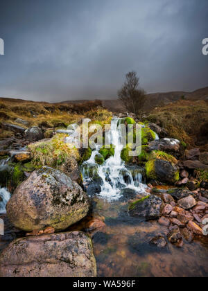 Petite cascade sur l'Allt une Culnacraig à Reidh Dromore West Banque D'Images