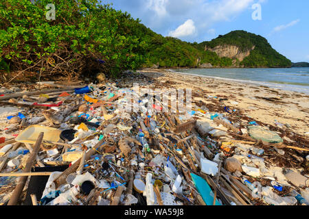 La pollution plastique important sur une plage de Thaïlande island. Banque D'Images