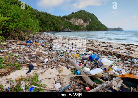 La pollution plastique important sur une plage de Thaïlande island. Banque D'Images