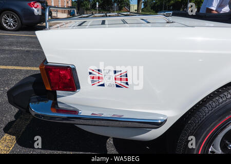 West Chester, PA - 11 août, 2019 : de la vitre de custode d'une Triumph TR6 blanche avec le logo drapeau britannique photographié alors qu'il est sit Banque D'Images