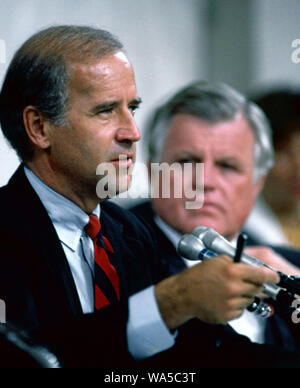 Washington DC, USA, le 11 octobre 1991. Comité Judiciaire du Sénat président Joe Biden (D-Del.) gestes tout en demandant une question de procédure au cours des audiences devant le comité sur la nomination du juge Clarence Thomas d'être juge de la Cour suprême, le sénateur Edward Kennedy (D-Mass.), écoute derrière lui, Banque D'Images