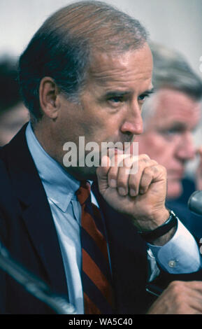 Washington DC, USA, le 11 octobre 1991. Comité Judiciaire du Sénat président Joe Biden (D-Del.) gestes tout en demandant une question de procédure au cours des audiences devant le comité sur la nomination du juge Clarence Thomas d'être juge de la Cour suprême, le sénateur Edward Kennedy (D-Mass.), écoute derrière lui, Banque D'Images