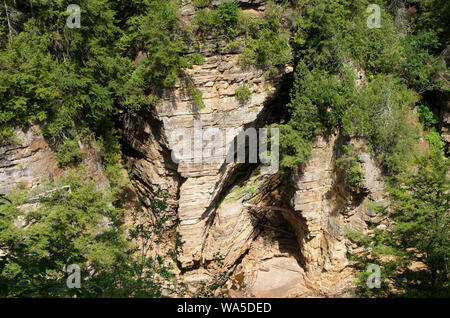 Corniches rocheuses le long de la rivière à l'AuSable Chasm NY Banque D'Images