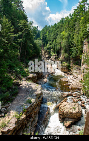 Corniches rocheuses le long de la rivière à l'AuSable Chasm NY Banque D'Images