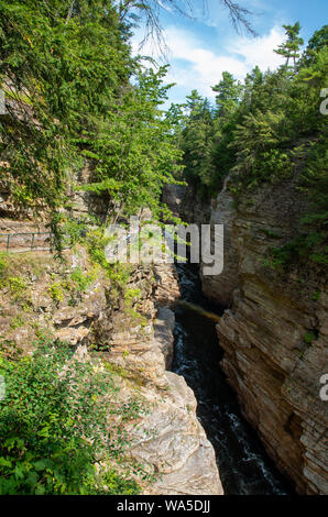 Corniches rocheuses le long de la rivière à l'AuSable Chasm NY Banque D'Images