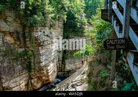 Corniches rocheuses le long de la rivière à l'AuSable Chasm NY Banque D'Images
