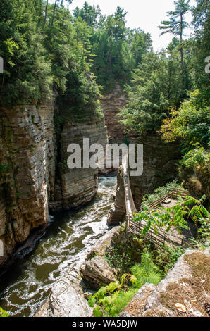 Corniches rocheuses le long de la rivière à l'AuSable Chasm NY Banque D'Images