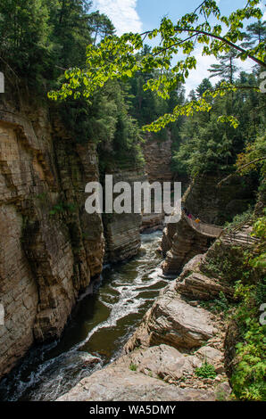 Corniches rocheuses le long de la rivière à l'AuSable Chasm NY Banque D'Images