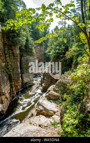 Corniches rocheuses le long de la rivière à l'AuSable Chasm NY Banque D'Images