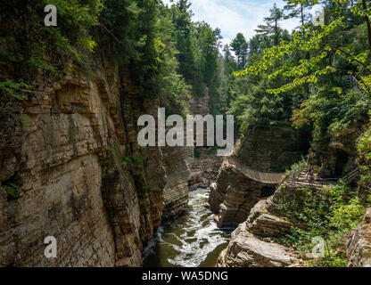 Corniches rocheuses le long de la rivière à l'AuSable Chasm NY Banque D'Images
