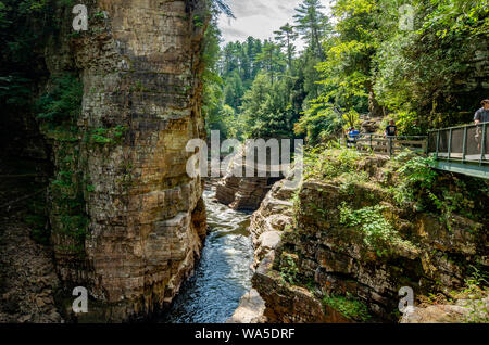 Corniches rocheuses le long de la rivière à l'AuSable Chasm NY Banque D'Images