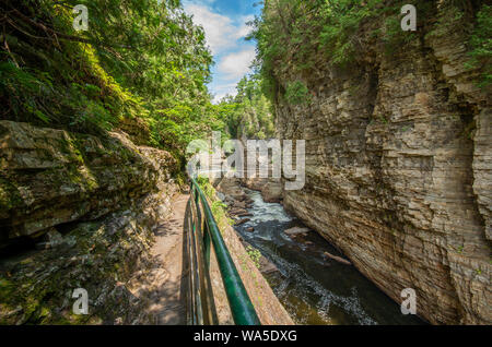 Corniches rocheuses le long de la rivière à l'AuSable Chasm NY Banque D'Images