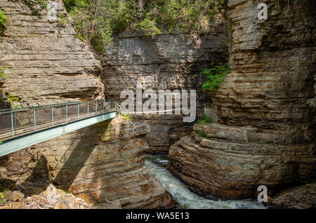 Corniches rocheuses le long de la rivière à l'AuSable Chasm NY Banque D'Images