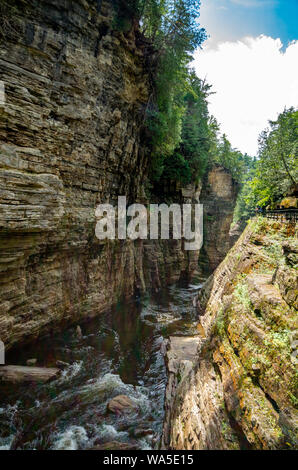Corniches rocheuses le long de la rivière à l'AuSable Chasm NY Banque D'Images