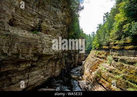 Corniches rocheuses le long de la rivière à l'AuSable Chasm NY Banque D'Images