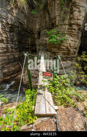 Corniches rocheuses le long de la rivière à l'AuSable Chasm NY Banque D'Images