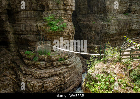 Corniches rocheuses le long de la rivière à l'AuSable Chasm NY Banque D'Images
