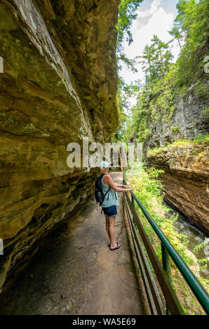 Corniches rocheuses le long de la rivière à l'AuSable Chasm NY Banque D'Images