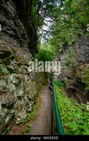 Corniches rocheuses le long de la rivière à l'AuSable Chasm NY Banque D'Images
