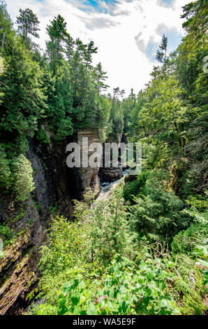 Corniches rocheuses le long de la rivière à l'AuSable Chasm NY Banque D'Images