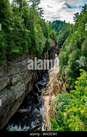 Corniches rocheuses le long de la rivière à l'AuSable Chasm NY Banque D'Images