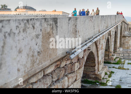 SKOPJE MACÉDOINE-NORD,28 août 2018:Les piétons parcourir l'ensemble pont de pierre,du principal point de repère de Skopje. Banque D'Images