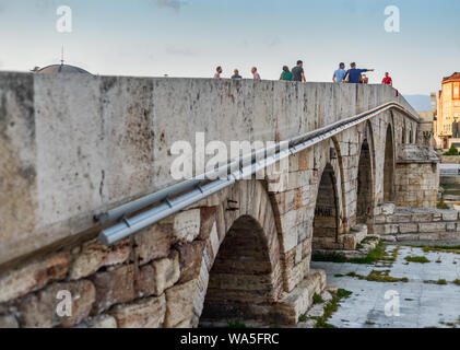 SKOPJE MACÉDOINE-NORD,28 août 2018:Les piétons parcourir l'ensemble pont de pierre,du principal point de repère de Skopje. Banque D'Images