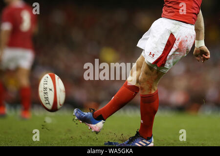 Cardiff, Royaume-Uni. Août 17, 2019. Une vue en gros que Dan Biggar de Wales kicks une conversion. Pays de Galles v Angleterre, sous blindage séries estivales 2019 international rugby match à la Principauté Stadium de Cardiff, Pays de Galles, Royaume-Uni Le samedi 17 août 2019. Photos par Andrew Andrew/Verger Verger la photographie de sport/ Alamy Live News VEUILLEZ NOTER PHOTO DISPONIBLE POUR UN USAGE ÉDITORIAL UNIQUEMENT Crédit : Andrew Orchard la photographie de sport/Alamy Live News Banque D'Images