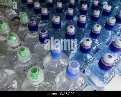 Les bouteilles en plastique avec wate. Rangées de bouteilles en plastique remplies d'eau avec bouchons à vis. Banque D'Images