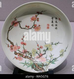 Plat à plum tree design, Jingdezhen ware, Chine, dynastie Qing, époque Yongzheng, 1723-1735 AD, porcelaine, émail rose famille Banque D'Images