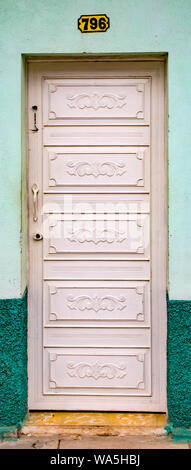 Trinidaad, Cuba 26 Nov 2017 - porte blanche sur mur vert Banque D'Images