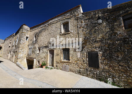 Façade texturée stony dans petit village en Provence, Sud de la France, au soleil. Banque D'Images