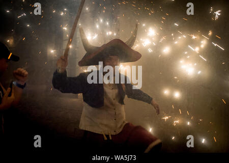 Barcelone, Catalogne, Espagne. Août 17, 2019. Un diable prend part à un correfoc durant la célébration de Sant Roc Festival de Barcelone. Correfocs, une vieille tradition catalane où les gens habillés en démons faire exploser des pétards et des fusées éclairantes, prendre part tous les mois d'août au cours des célébrations du Festival de Sant Roc (plus ancien festival de Barcelone) dans le quartier gothique de la ville. Crédit : Jordi Boixareu/ZUMA/Alamy Fil Live News Banque D'Images