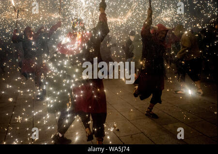 Barcelone, Catalogne, Espagne. Août 17, 2019. Démons prendre part à un correfoc durant la célébration de Sant Roc Festival de Barcelone. Correfocs, une vieille tradition catalane où les gens habillés en démons faire exploser des pétards et des fusées éclairantes, prendre part tous les mois d'août au cours des célébrations du Festival de Sant Roc (plus ancien festival de Barcelone) dans le quartier gothique de la ville. Crédit : Jordi Boixareu/ZUMA/Alamy Fil Live News Banque D'Images