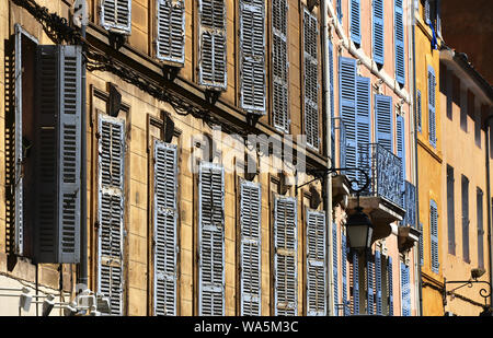 Fenêtres avec volets fermés dans le soleil l'après-midi Banque D'Images