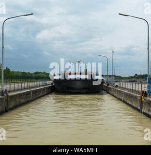 Porte-conteneurs dans barrage avec verrouillage sur river Banque D'Images