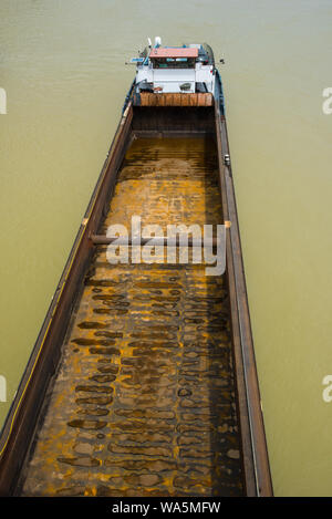 Récipient vide et Rusty barge voyage sur la rivière Banque D'Images