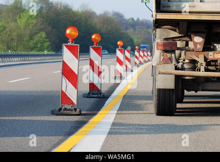 Situation dangereuse avec chariot en lot de travaux routiers sur l'autoroute Banque D'Images