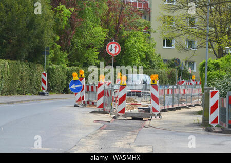 Route fermée en raison de la reconstruction terrain à bâtir Banque D'Images