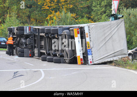 Juste tombé sur camion sur autoroute la route Banque D'Images
