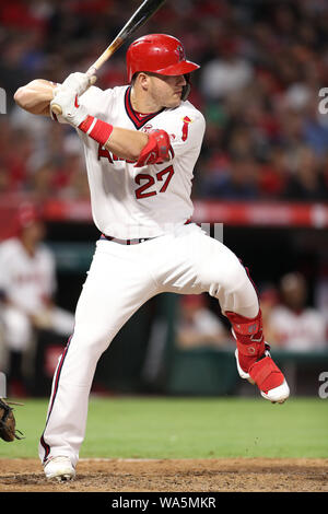 16 août 2019 : Los Angeles Angels champ centre Mike Fontaine (27) les chauves-souris pour les Anges pendant le jeu entre les White Sox de Chicago et Los Angeles Angels of Anaheim au Angel Stadium à Anaheim, CA, (photo de Peter Renner and Co, Cal Sport Media) Banque D'Images