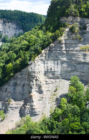 Falaises de cisaillement sont exposées dans la gorge de la rivière Genesee de Letchworth State Park. Banque D'Images